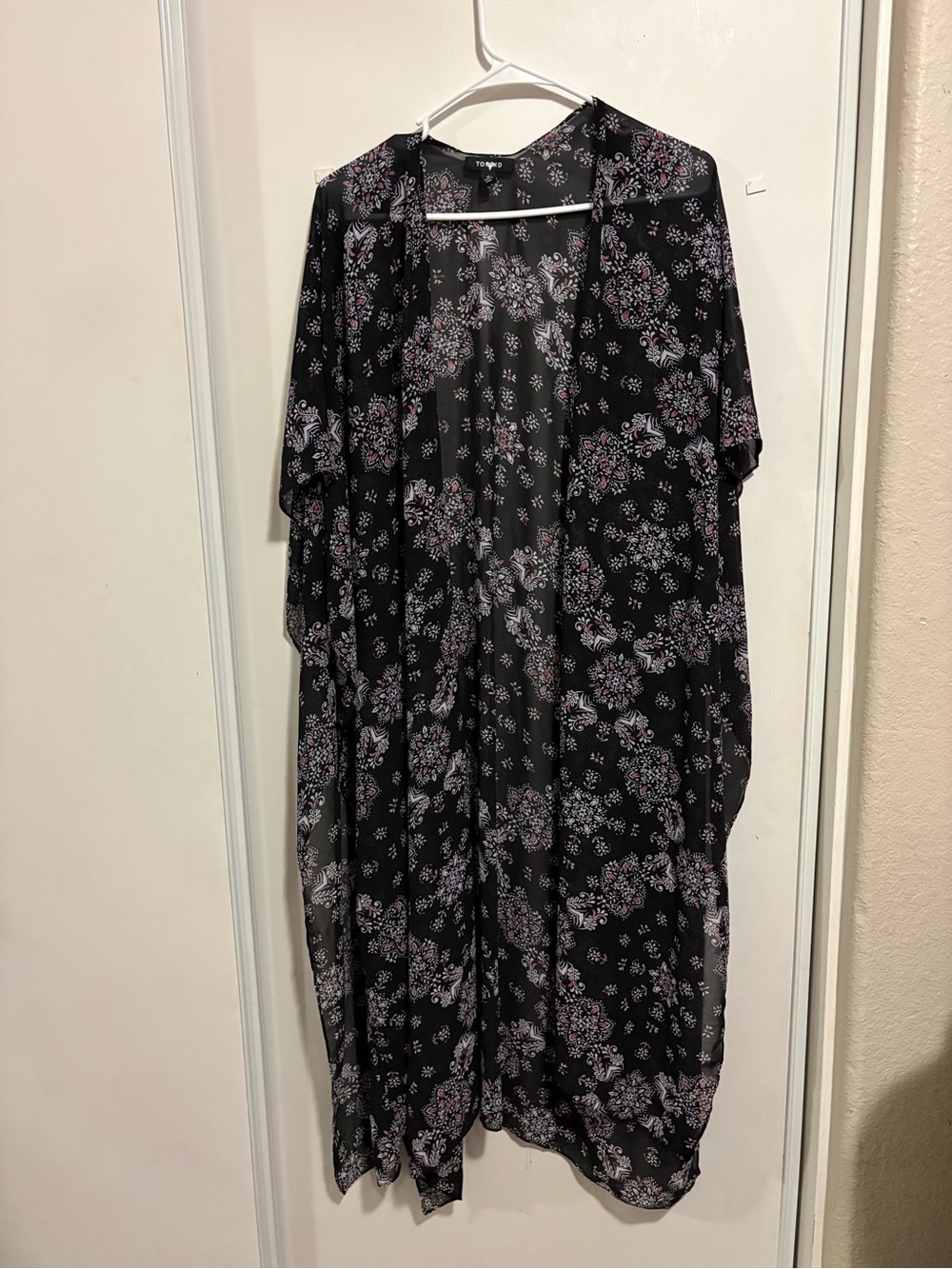 TORRID Black White Floral Paisley Chiffon Kimono Duster Open Front Coverup 0
